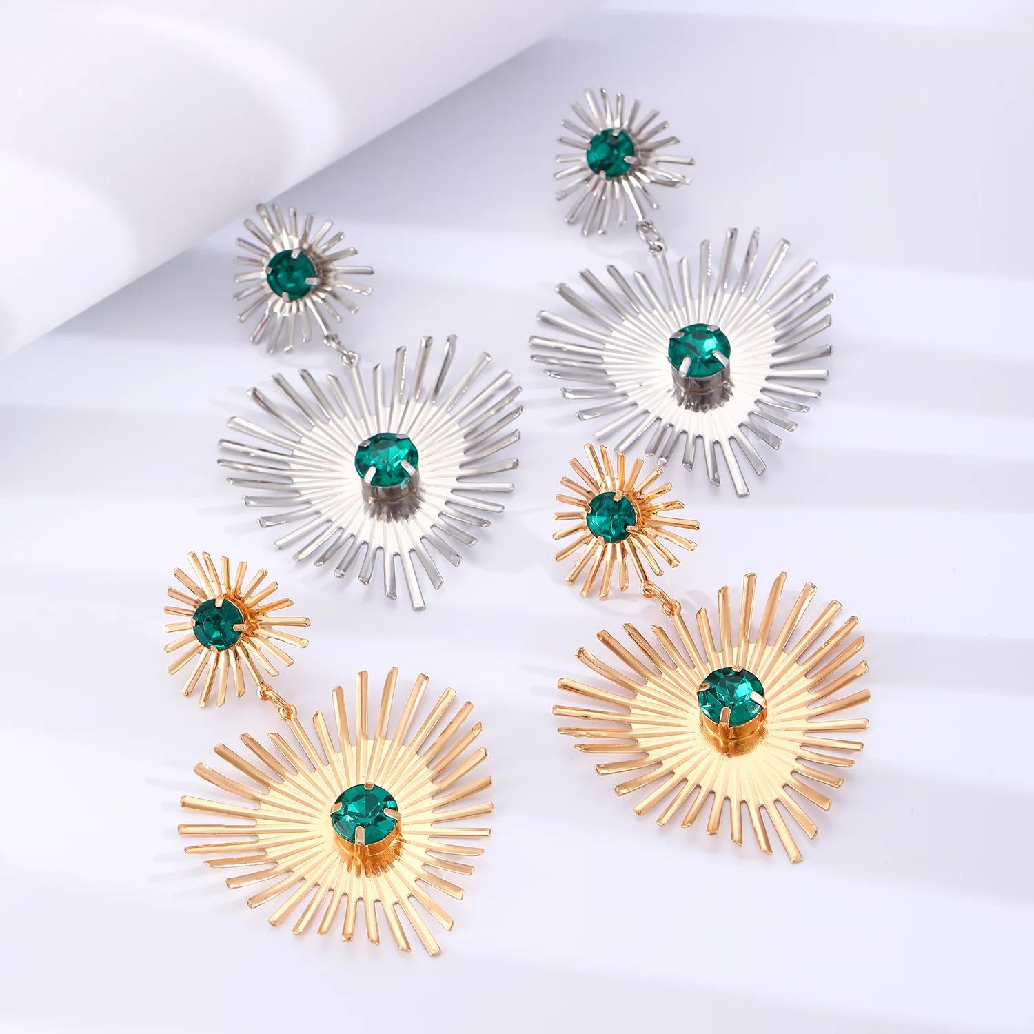 Green Rhinestone Inlaid Big Metal Drop Earrings Women\'s Exaggerated Sunflower Heart Pendant Modern Trend Statement Ear Jewelry