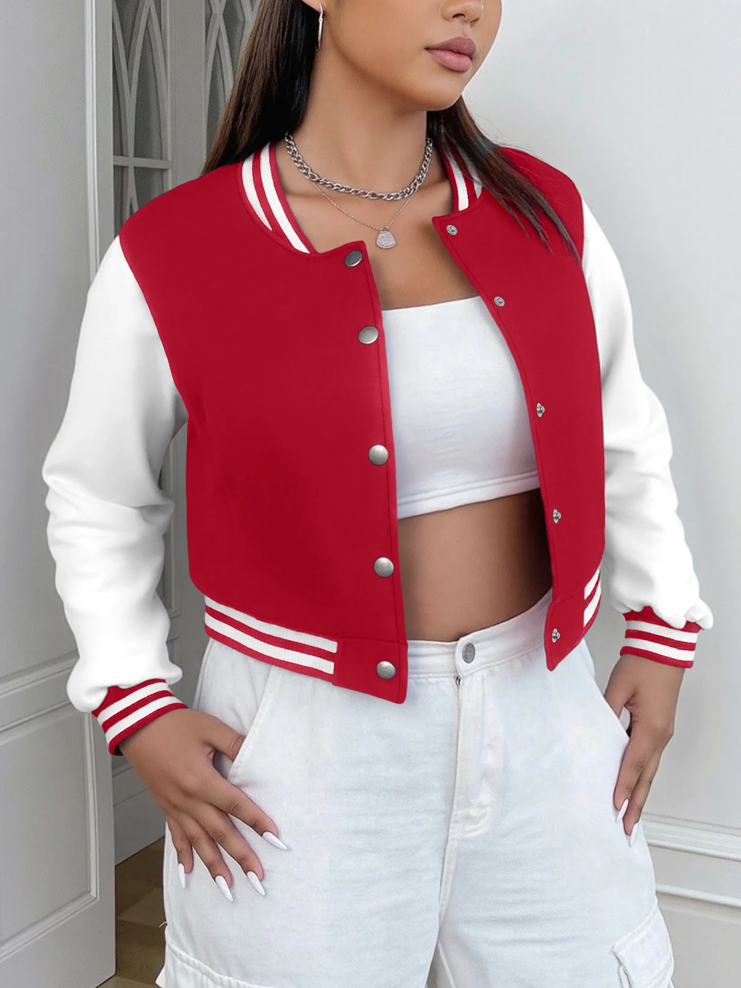 

Модная женская укороченная бейсбольная куртка-бомбер с контрастными рукавами и полосатой отделкой, на пуговицах, для стильных образов