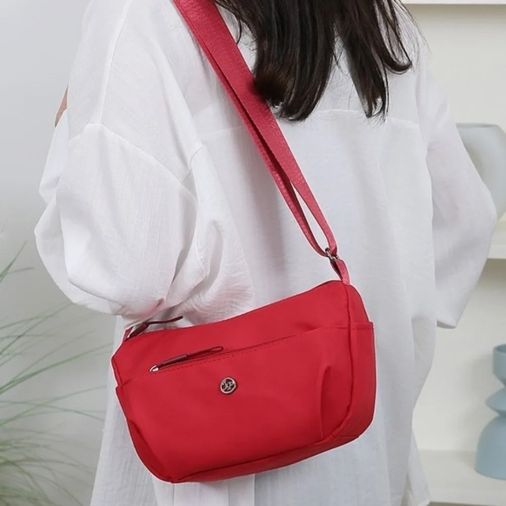 حقيبة كتف نسائية عصرية ذات سعة كبيرة بلون سادة حقيبة كروس من النايلون متعددة الاستخدامات للاستخدام في الهواء الطلق