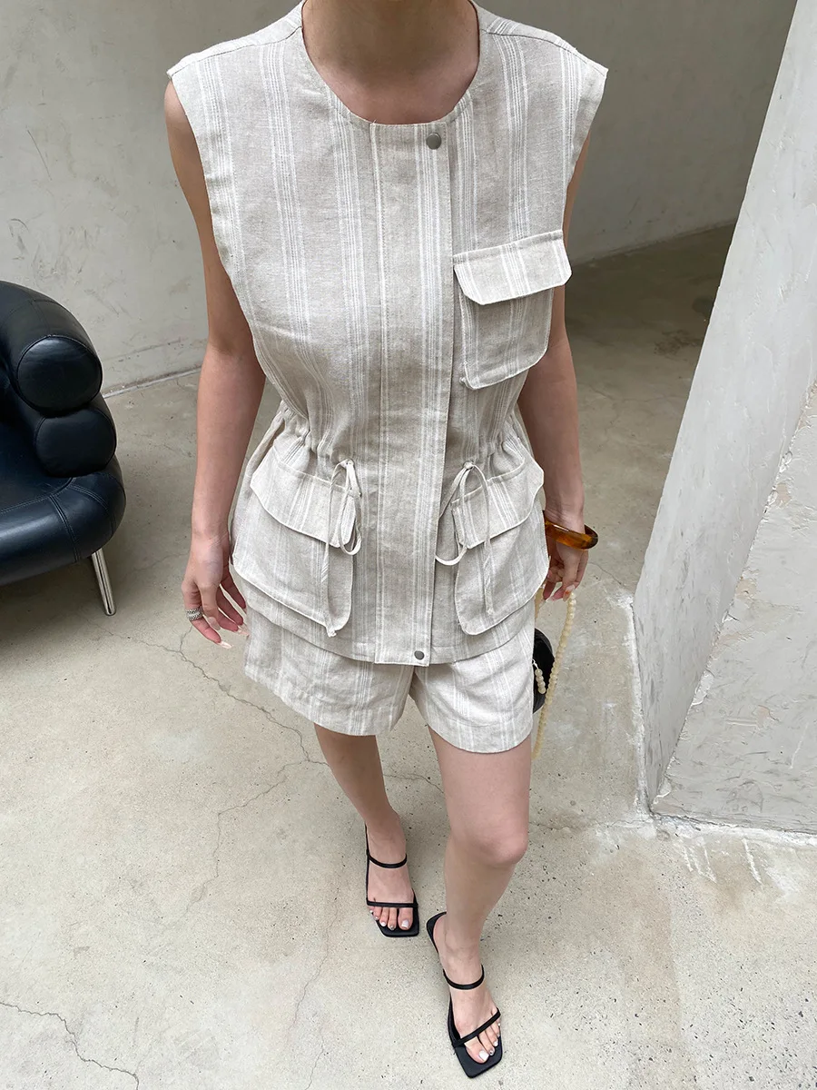 Sommerliches Damen-Set aus ärmelloser Weste und Shorts in unifarbenem Design mit Kordelzug an der Taille und Taschen, Rundhalsausschnitt. – Detail 10