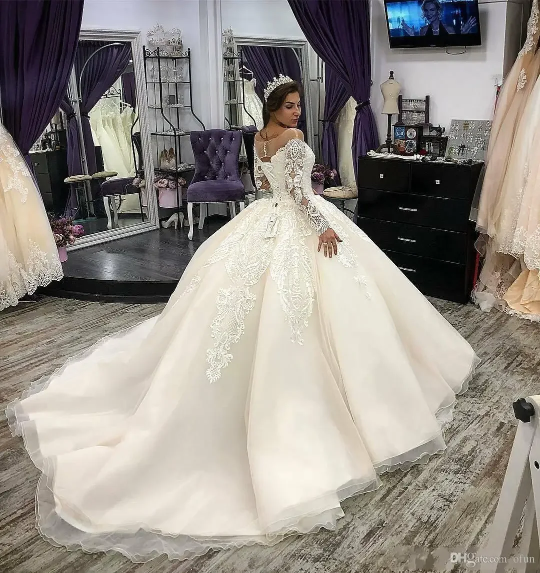 Vestidos de novia de manga larga con apliques de tren de barrido de encaje con cuello redondo de princesa de lujo personalizados