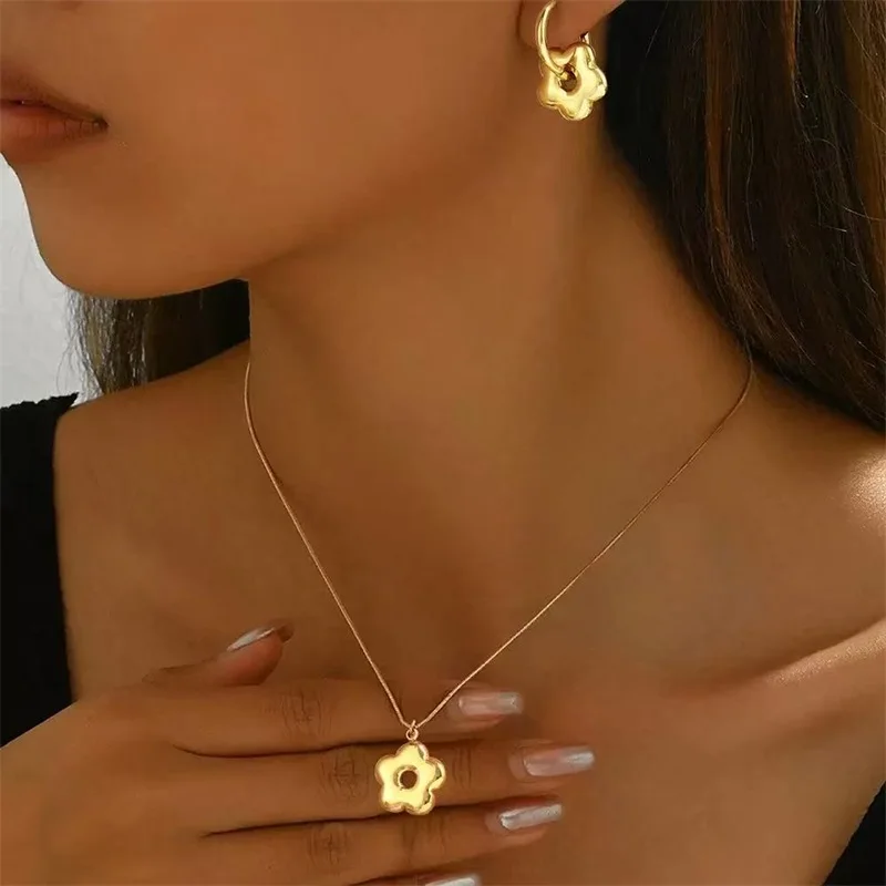 EILIECK 316L Acero inoxidable flor de Metal pendientes pequeños con hebilla para oreja para mujer encanto moda 18K PVD plateado joyería impermeable