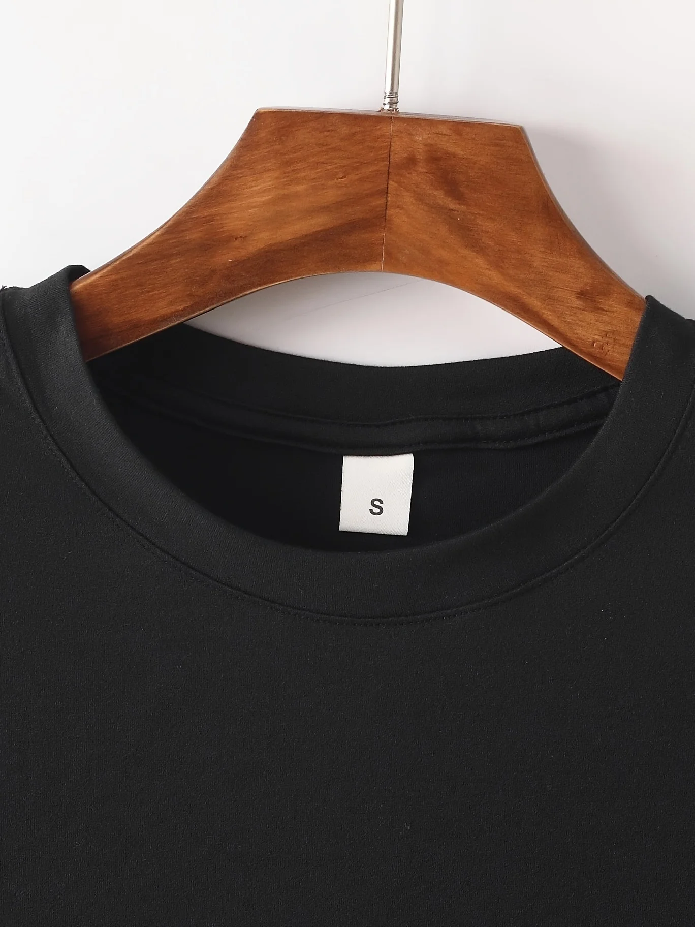 Camiseta feminina com estampa gráfica floral preta e borboleta vermelha – blusa casual de manga curta com gola redonda, máquina de ajuste regular