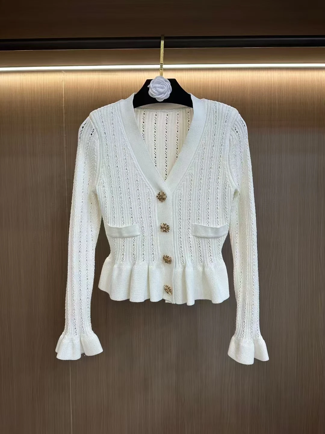 High Quality Women Autumn New Gold Buckle Hollow Short Knitted Cardigan