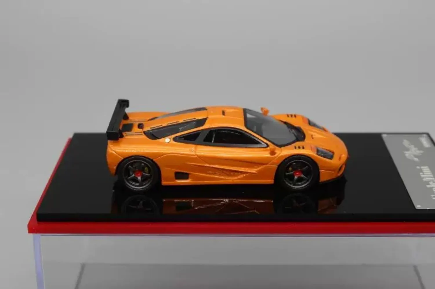 Modelo de Carro em Resina Escala 1:64 Estilo GTR e Estilo LM |   Simulação de Supercarro |   Brinquedo Colecionável de Alta Qualidade para Exibição e Presente