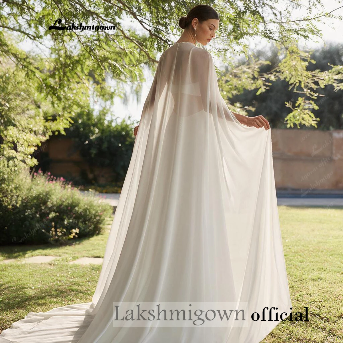 Minimalistisches Brautkleid aus Satin mit hohem Halsausschnitt, ausgeschnittenem Taillenbereich, Meerjungfrauen-Schnitt, abnehmbarem Chiffon-Umhang, offenem Rücken, Strandbrautkleid – Detail 6