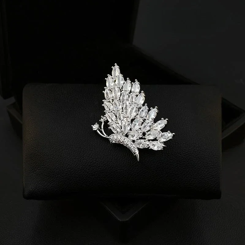 High-End Butterfly Brooch for Women Suit Fashion Insect Lapel Pins Luxury White Rhinestone Jewelry Clothing Accessories 5907