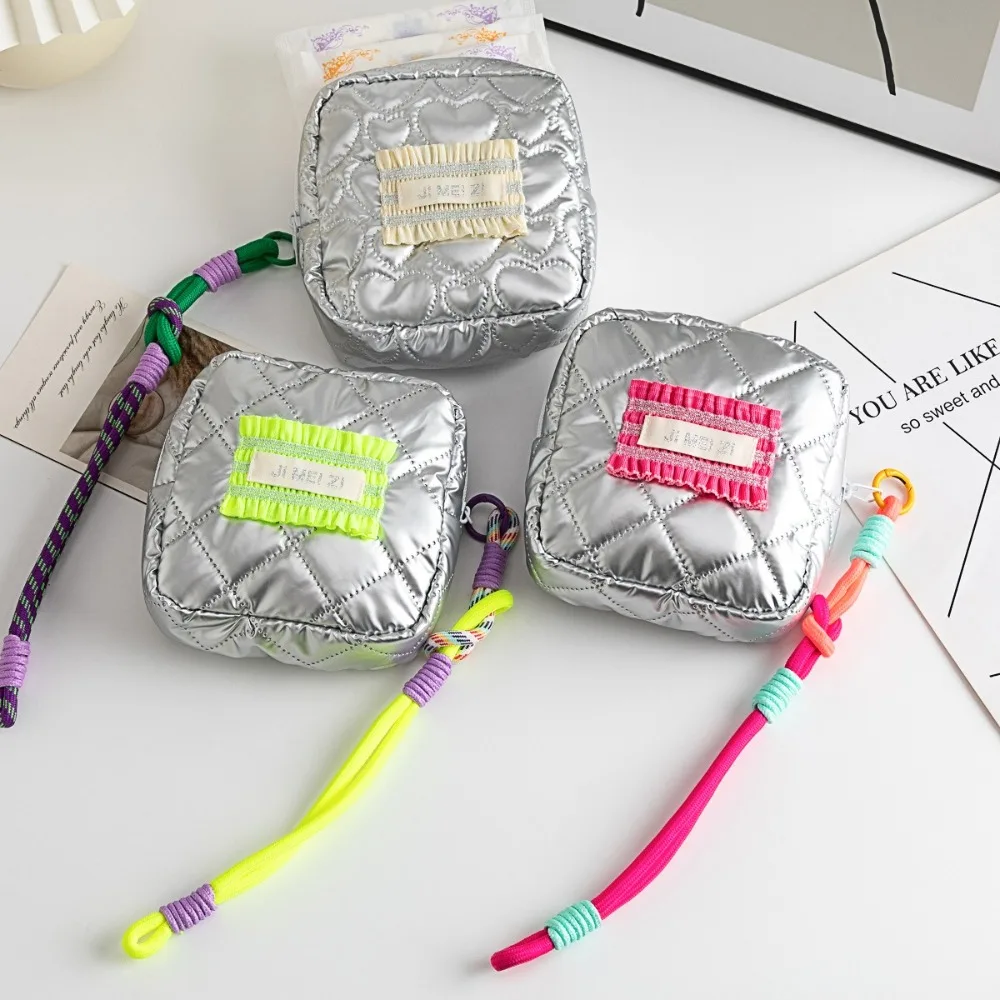 حقيبة مستحضرات التجميل المربعة المحمولة من البولي يوريثان مقاومة للماء ذات سعة كبيرة ومحفظة للعملات المعدنية مع حبل قلادة وحقيبة مكياج عالية المظهر للفتيات