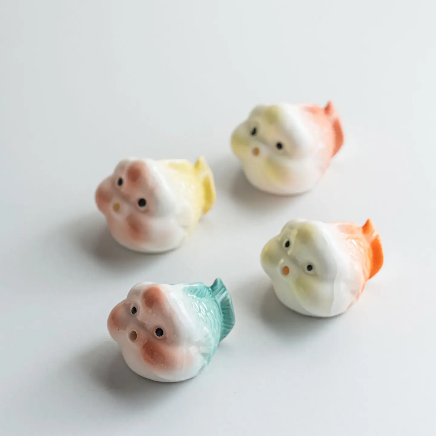 Ceramic Blushing Bubble‑Fish Ornament Cute Mini Cartoon Spin‑able Auspicious Lucky Fish Statue Home Desk Decoration Gift