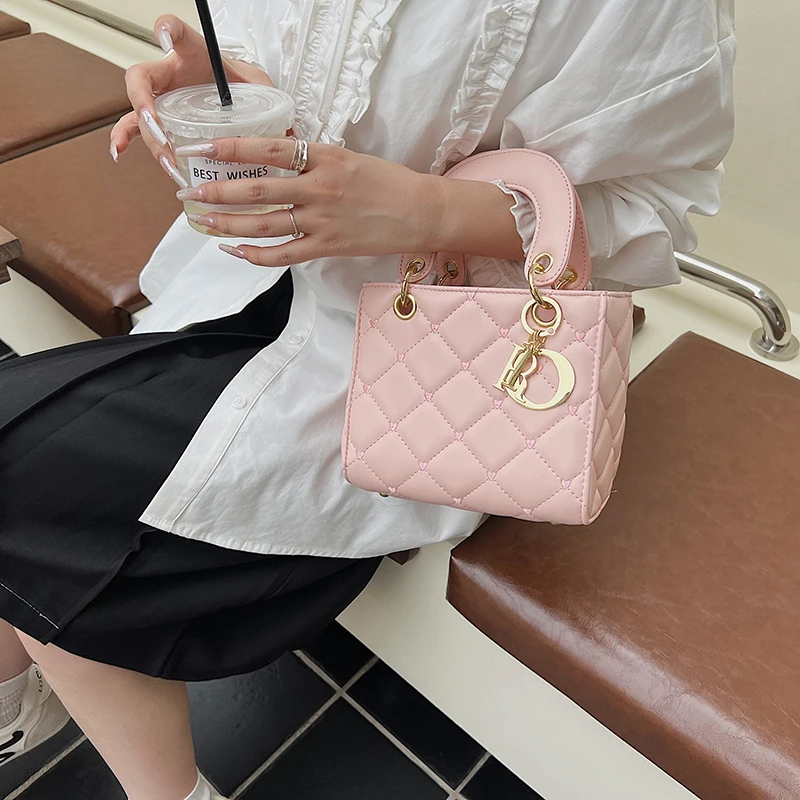 

Luxury Best for Superstar Show Leather Handbag for Women with Paris Trend and Unique Letter Logo Detail