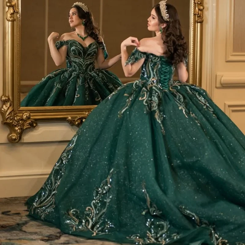 Robe Quinceanera vert foncé brillant, épaules dénudées, dentelle, paillettes de cristal, décalcomanie, longue queue, robes de 15 Quinceanera ﻿ Personnaliser