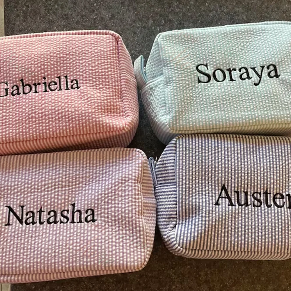 Bolsa de aseo portátil con nombre personalizado para mujer, bolso de viaje, bordado, regalo de cumpleaños, Seersucker, bolsas de almacenamiento de