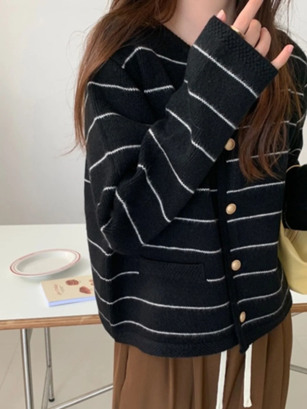 Damska dzianinowa odzież wierzchnia na wiosnę i jesień, rozpinany sweter kardigan z okrągłym dekoltem, w paski, elegancki, długi rękaw, regularna długość.