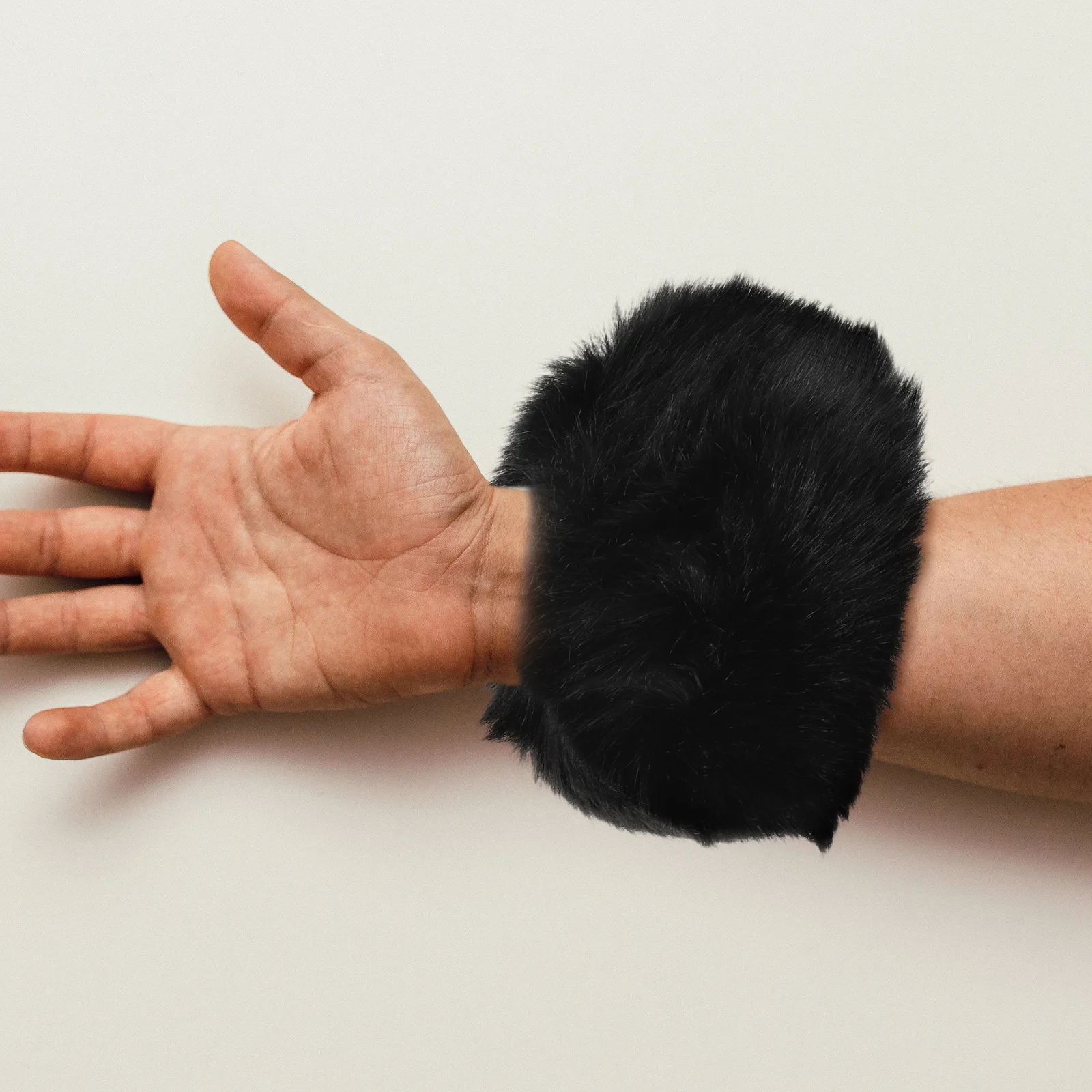 

1Pair Wrist Warmers for Women Universal Fit Lightweight Cold Protection Fuzzy Wrist Cuff Furry Arm Warmers Arm Covers