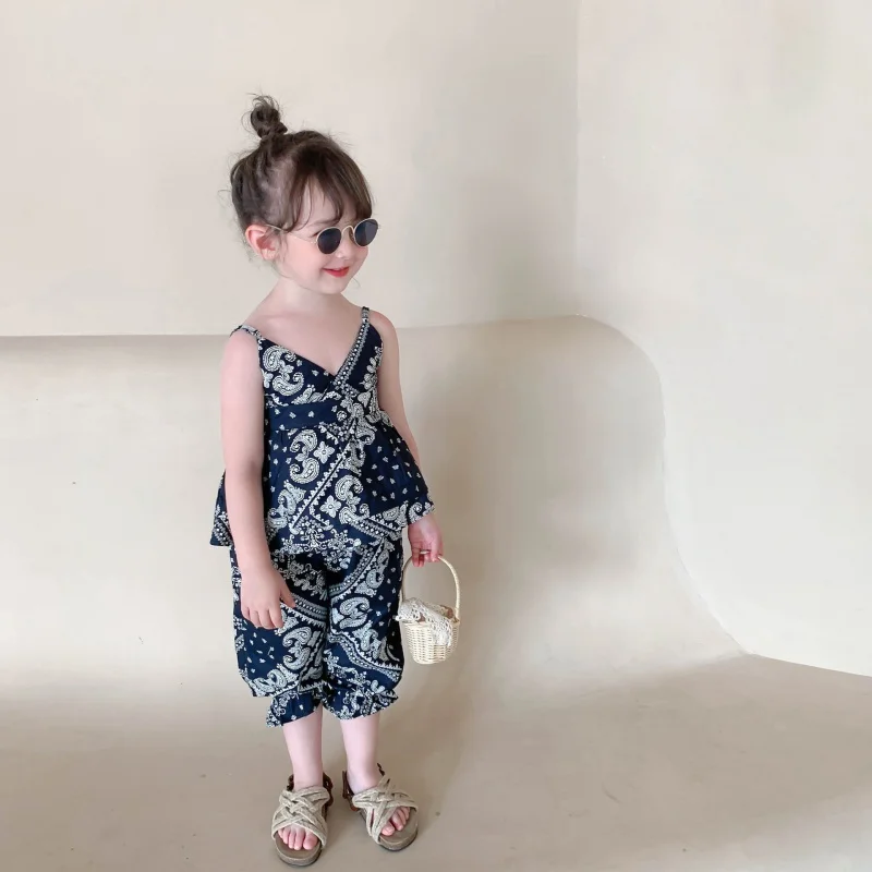 Terno infantil estilo férias, camisa de sling e calça cortada feminina, conjunto de duas peças, roupas de verão, entrega para crianças, 3-8