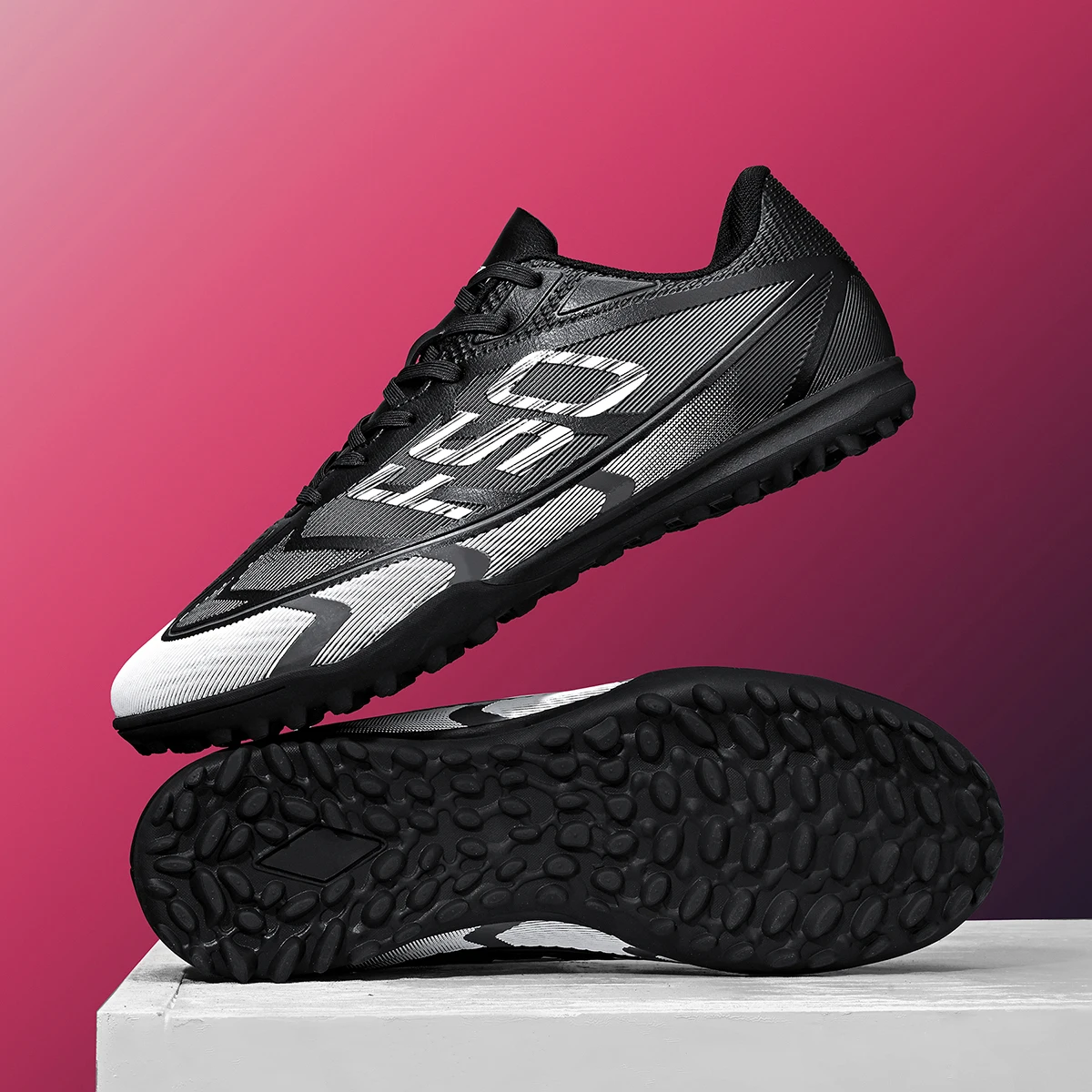 Sepatu sepak bola pria dengan TF broken nails memberikan cengkeraman super kuat dan melindungi pergelangan kaki secara efektif.