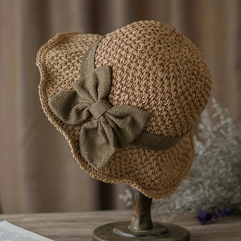 Ein eleganter Damen-Strohhut im französischen Stil – ein handgefertigter Bucket Hat mit Vintage-Rüschen und Schleifen, leicht und atmungsaktiv.