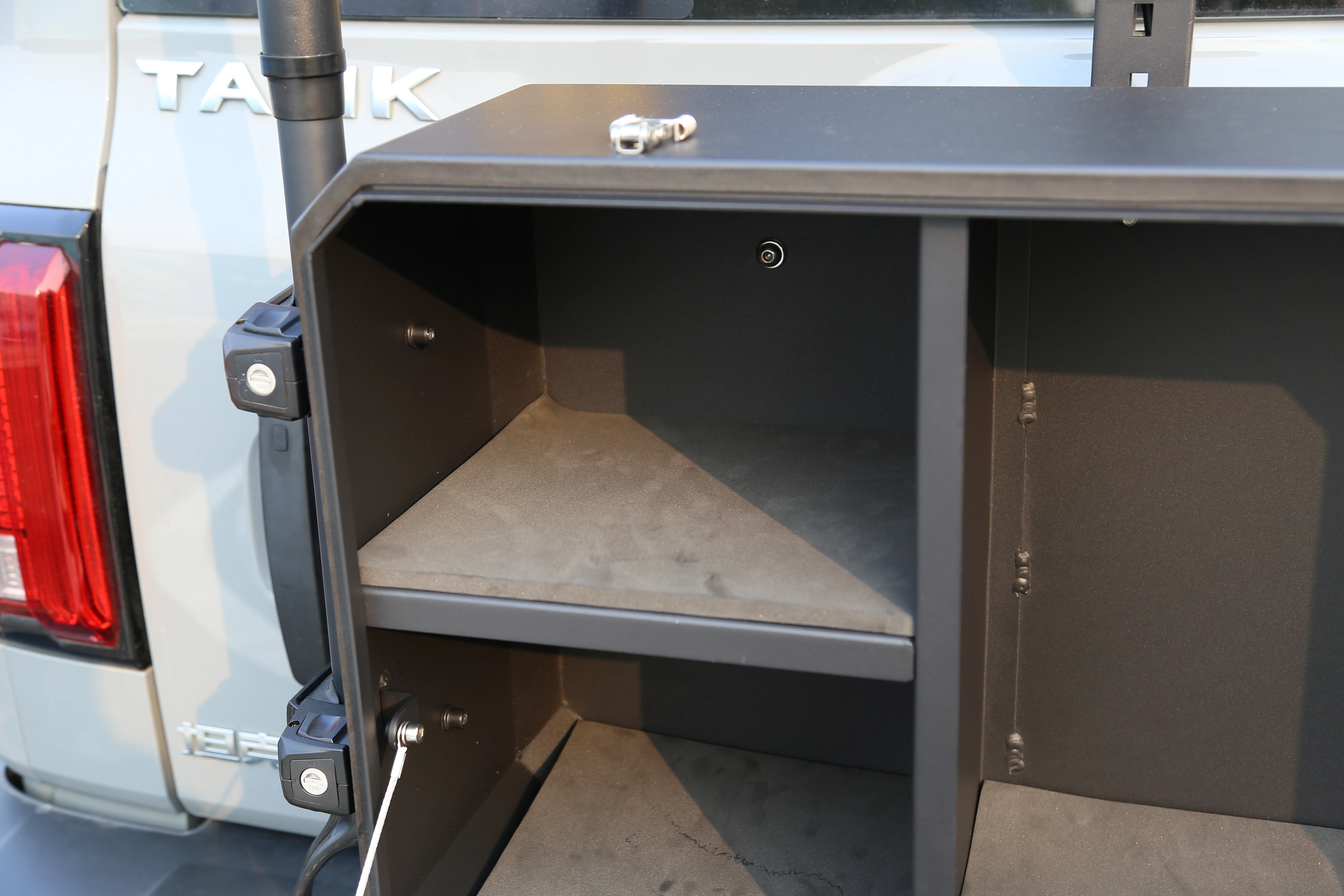 New Design 4*4 Off Road Heavy-Duty Containers Aluminium Tailgate Storage Box For Tank 300