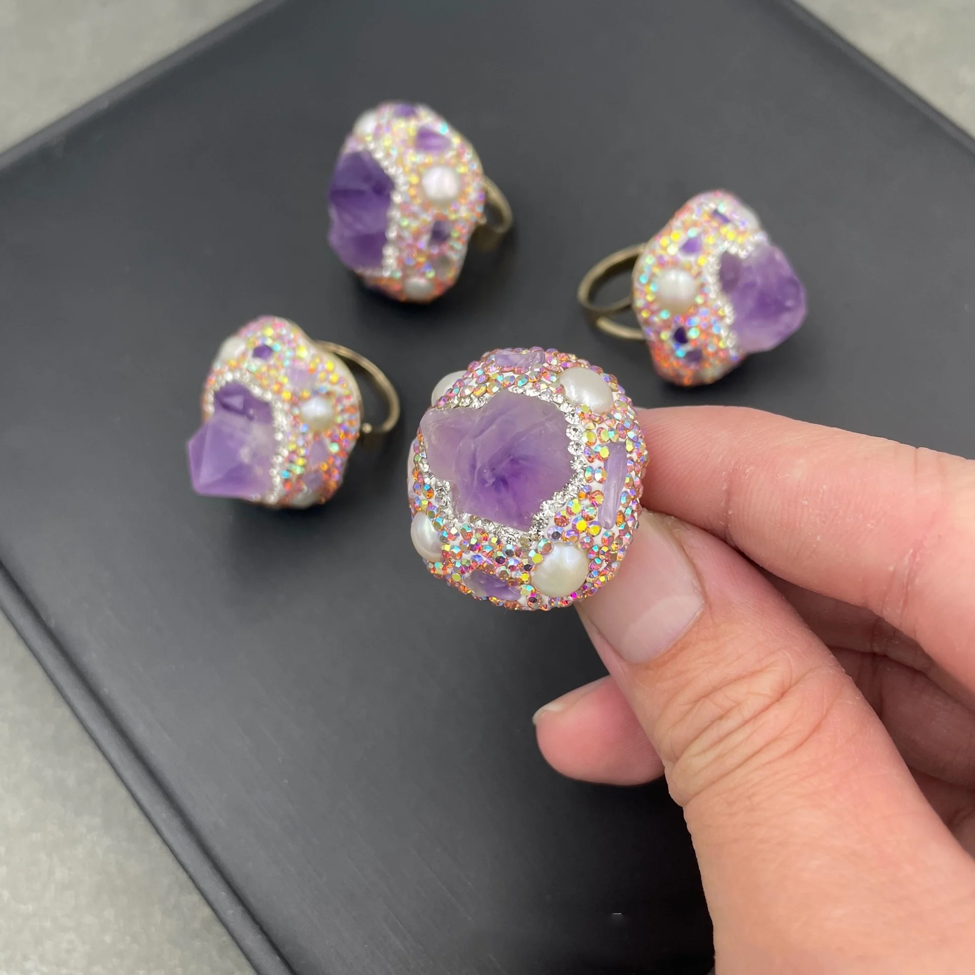 

MVR069 Natural Amethyst Pearl Hand Inlaid Ring Rhinestones With Color Electroplating Personalized Fashion Joker Design