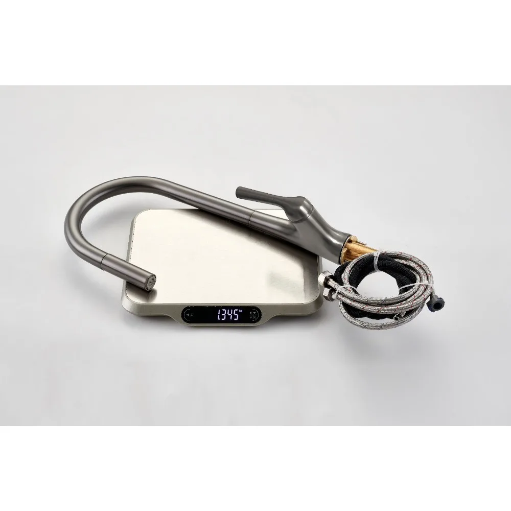 

Смеситель для кухонной мойки с выдвижным распылителем, функцией подачи холодной и горячей воды, защитой от брызг, медным изливом, в красном двухцветном дизайне.