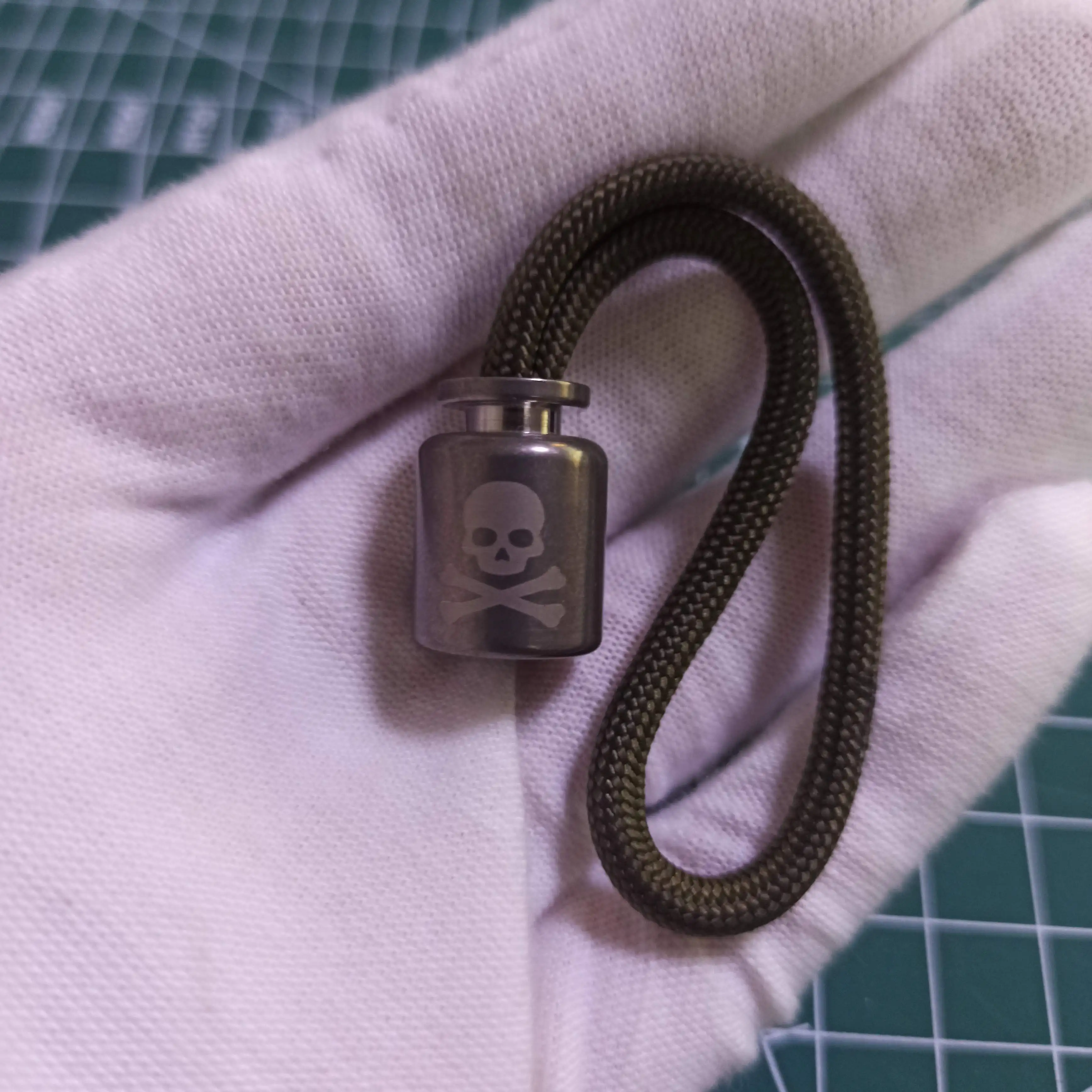 

Цельный титановый маленький бутылочный бисер, сделай сам, брелок из паракорда, подвеска на молнии