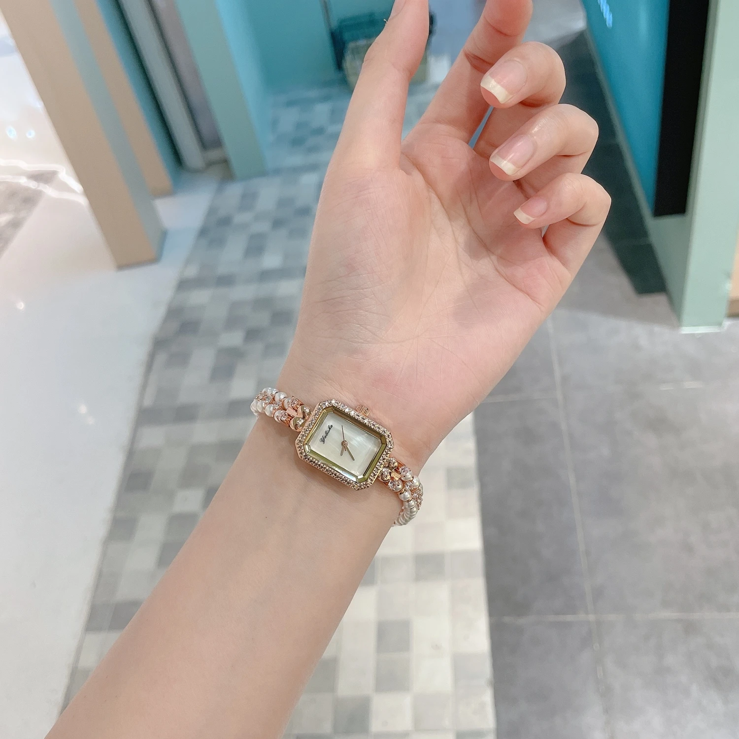 Orologio da donna con cinturino di perle squisito Orologio al quarzo da donna con diamanti pieni di moda di lusso Orologio da donna elegante e casual di lusso