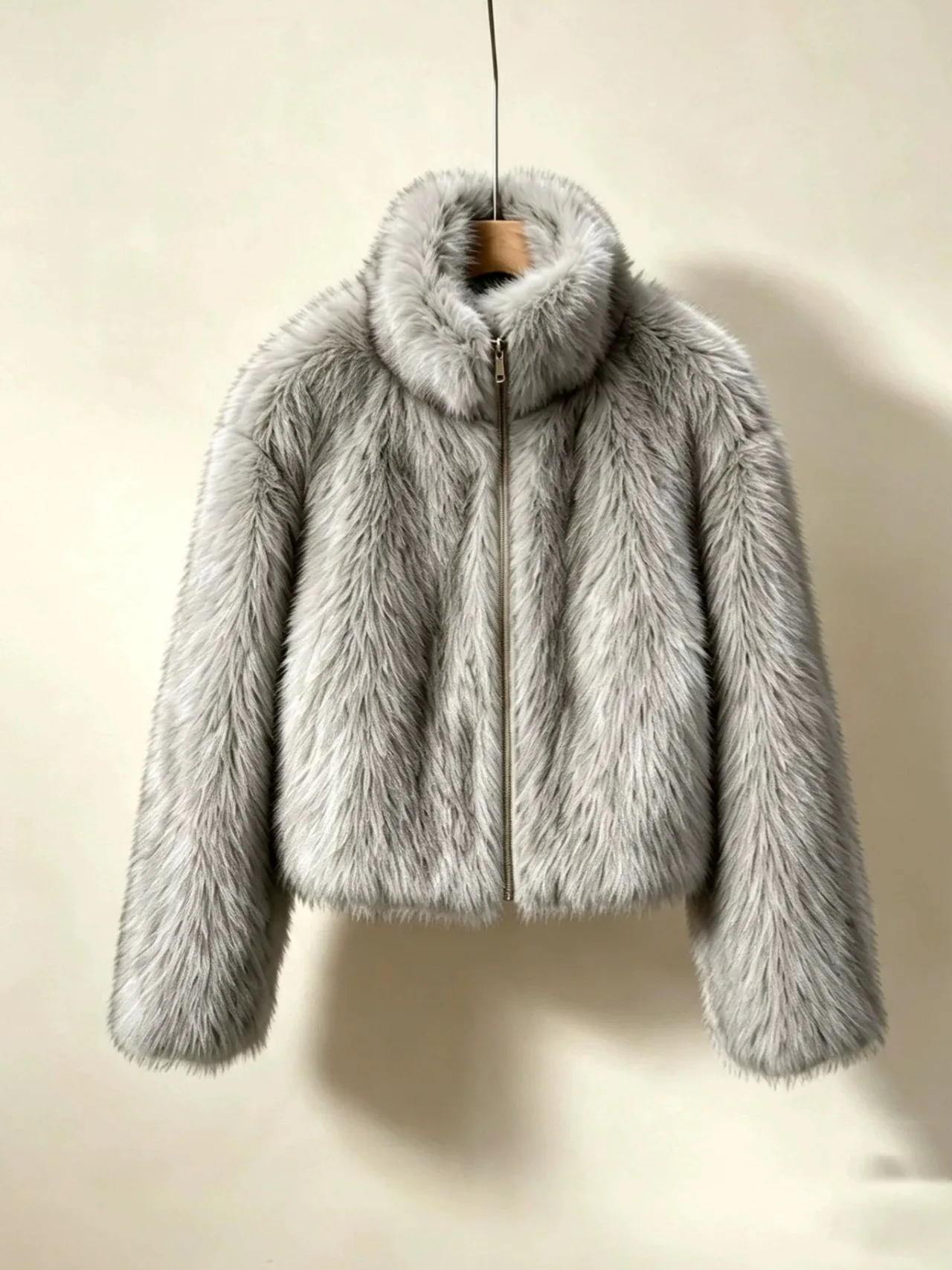 Women's Short Faux Fur Coat Luxury European Style Thickened Warm Fluffy Jacket  Elegant Slim Fit Winter Furry Outerwear