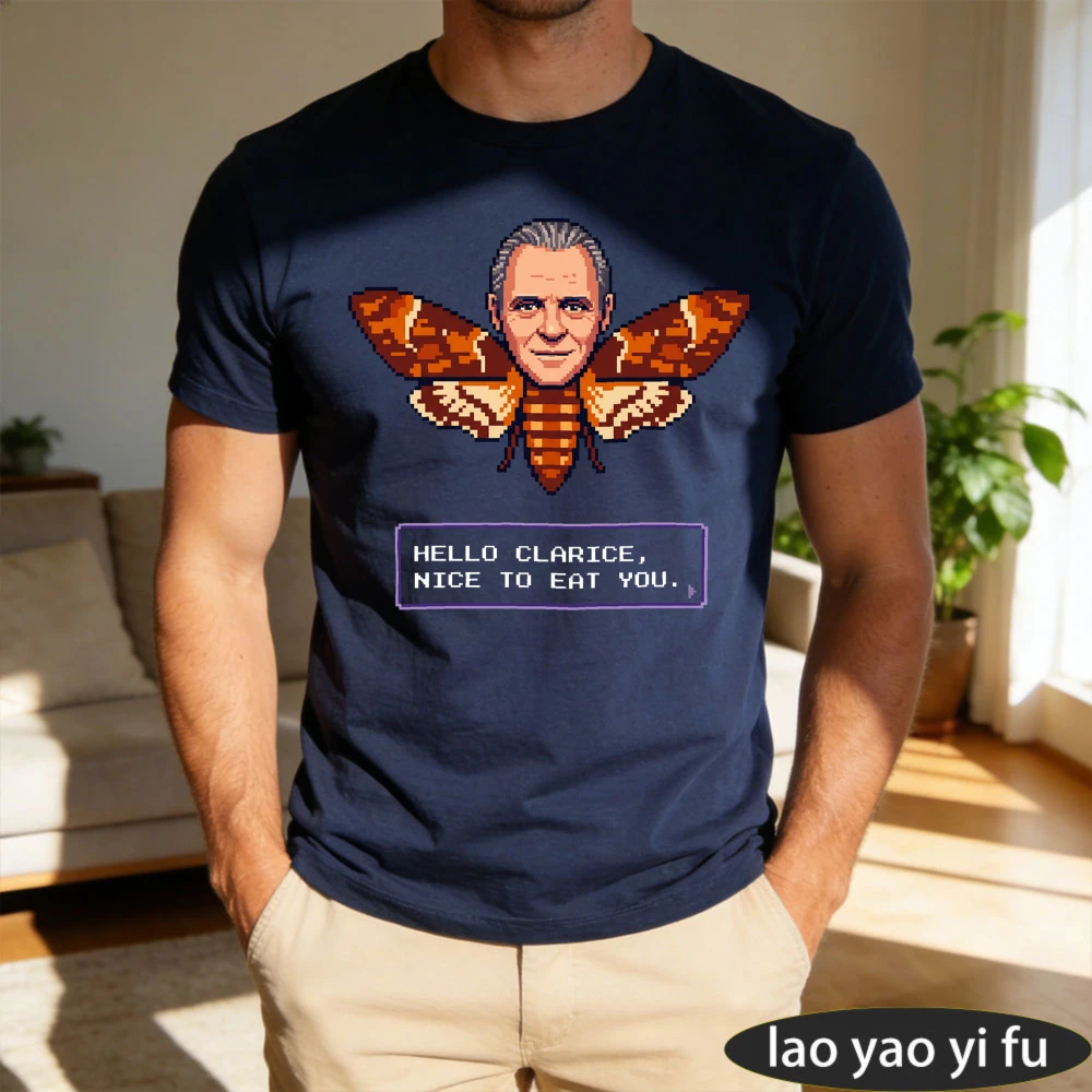 Camiseta masculina retrô com estampa de mariposa caveira pixelizada, tema de filme de terror Hannibal, estilo casual gótico streetwear.