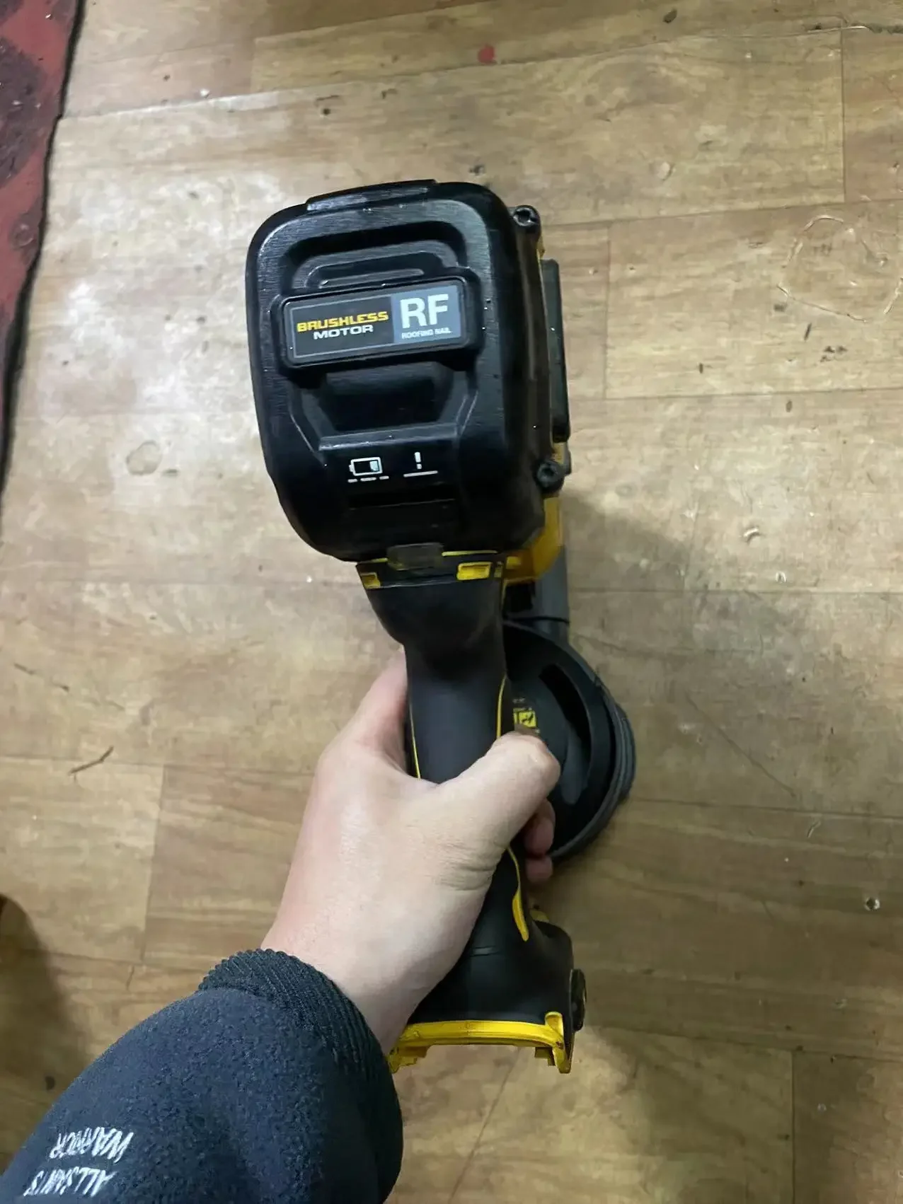 DEWALT DCN45RN 20V MAX Lithium-Ion 15-Degree Cordless Roofing Nailer,USED,SECOND HAND