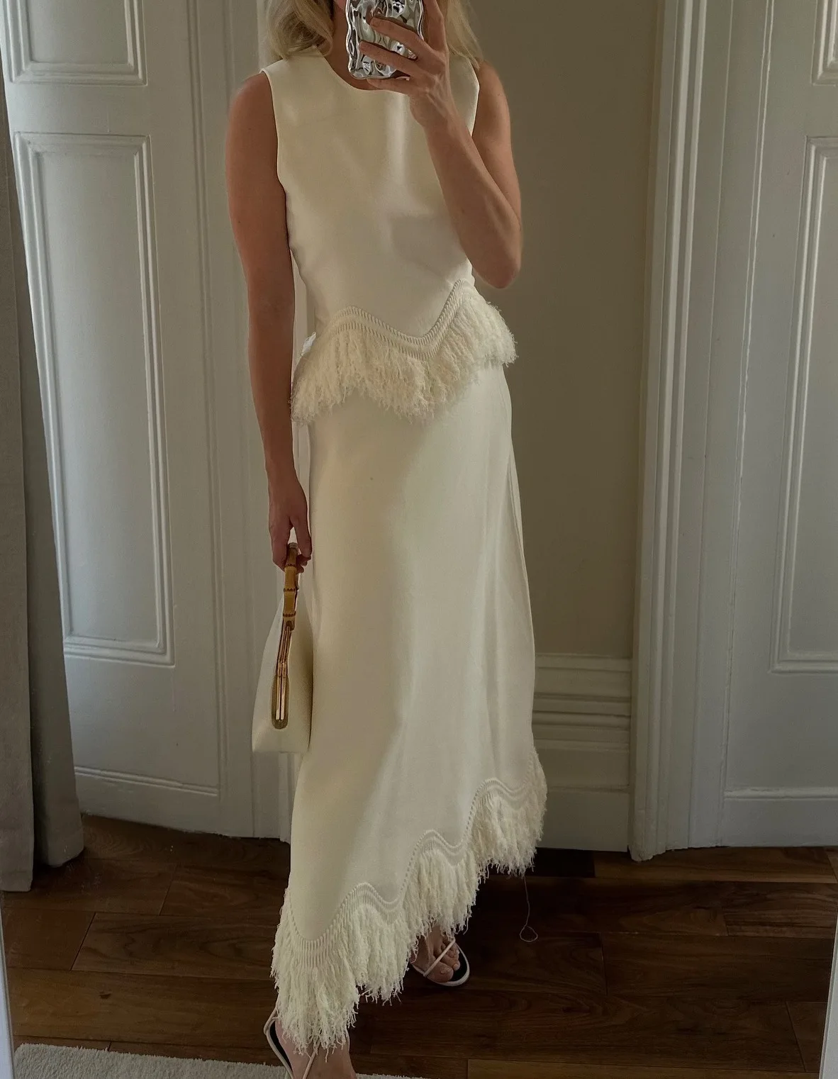 

Новинка 2026: Элегантный комплект для банкетов — приталенный жилет без рукавов с круглым вырезом и юбка. Весенне-летний однотонный комплект из двух предметов с бахромой.