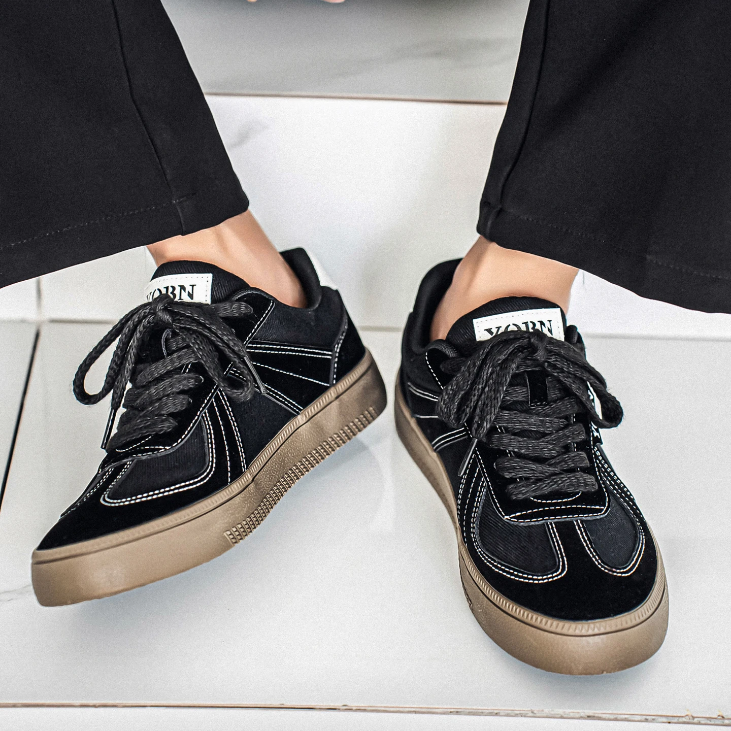 

Мужские повседневные кроссовки DAWSRi с фактурным верхом, контрастными шнурками и гибкой подошвой для максимального комфорта в повседневной жизни.