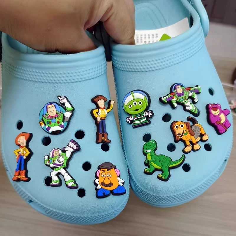 MINISO لعبة قصة سلسلة الطنانة وودي قصب لوتسو جيسي الأجانب الأحذية السحر اكسسوارات صالح تسد الصنادل حذاء للحديقة الديكور