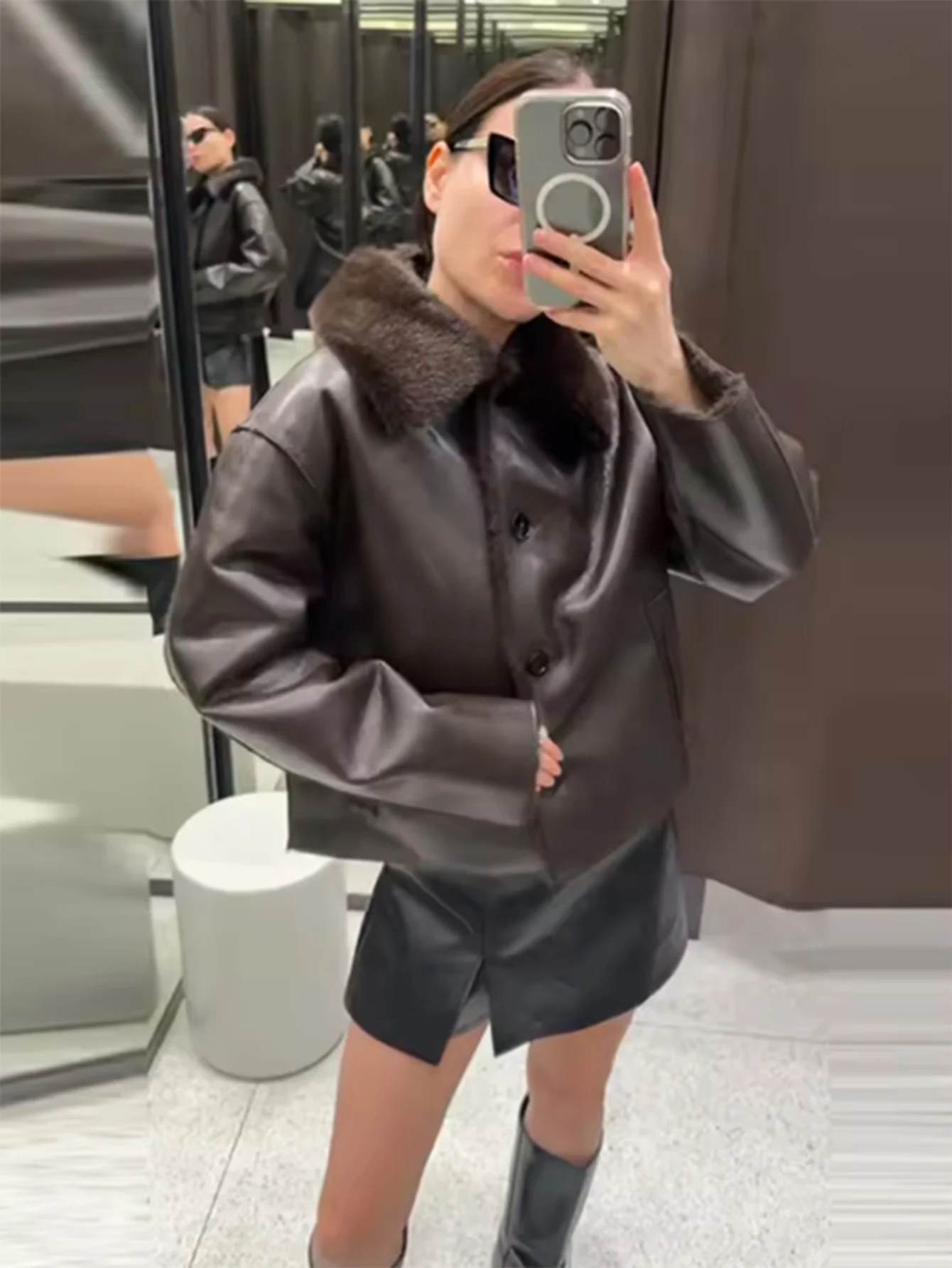 نساء 2025 شتاء جديد عكسها أفخم فو سترات من الجلد للمزيج سميكة الشتاء مكتب بدوره إلى أسفل طوق معطف شيك ملابس خارجية