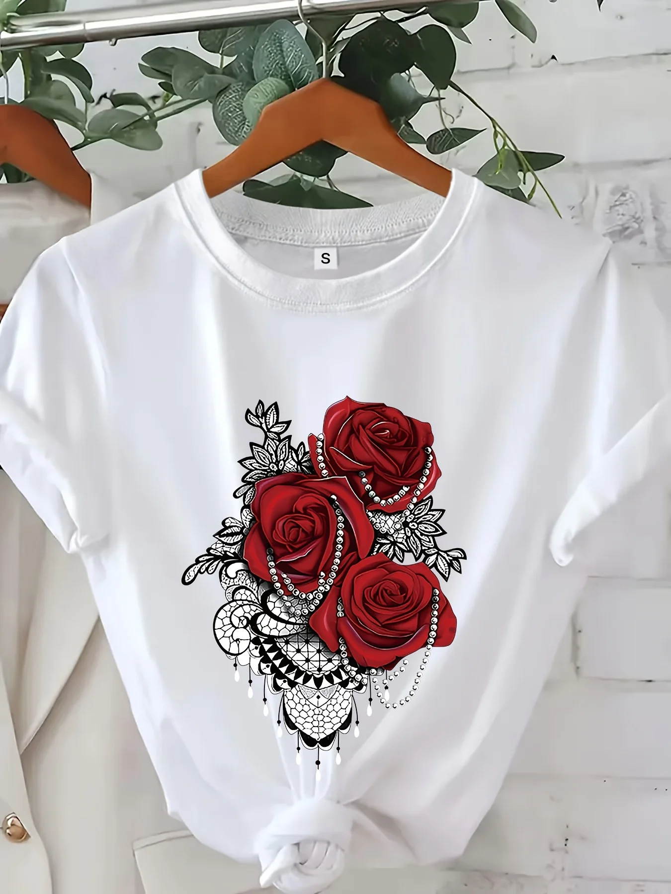 

Женская белая футболка с круглым вырезом и коротким рукавом с ярким красным розовым и черным цветочным принтом - повседневные летние топы для повседневного топа Y2K