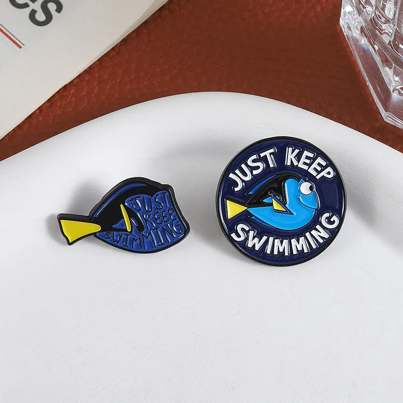 الكرتون الأسماك الزرقاء بروش هواية الإنجليزية فقط إبقاء السباحة المعدنية شارة مينا حقيبة الملابس طوق دبوس قبعة شارة الديكور