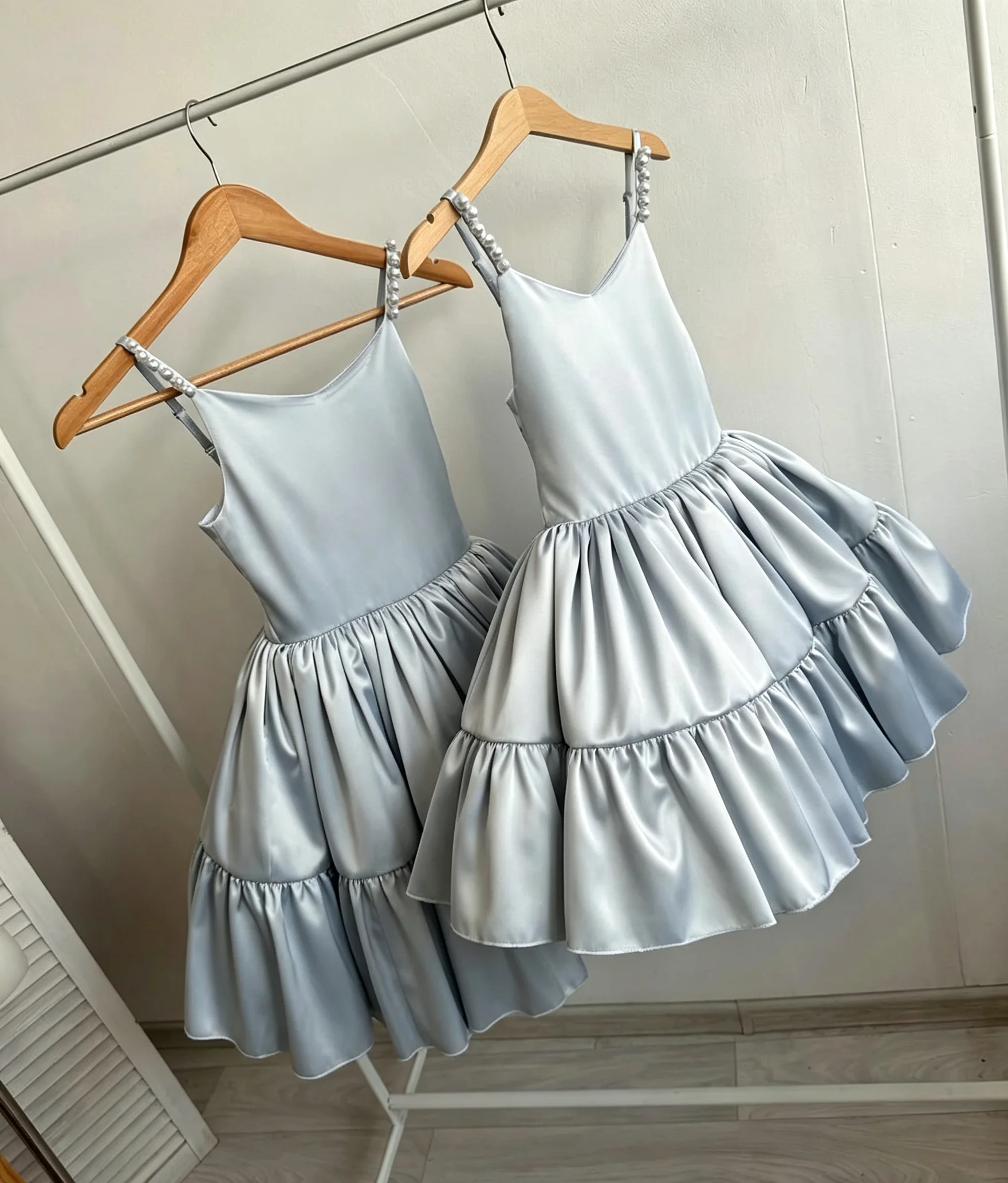Wunderschönes ärmelloses Satin-Blumenmädchenkleid für Hochzeiten, bauschiges knielanges Kindergeburtstagskleid, Prinzessinnen-Abendballkleid. – Detail 3
