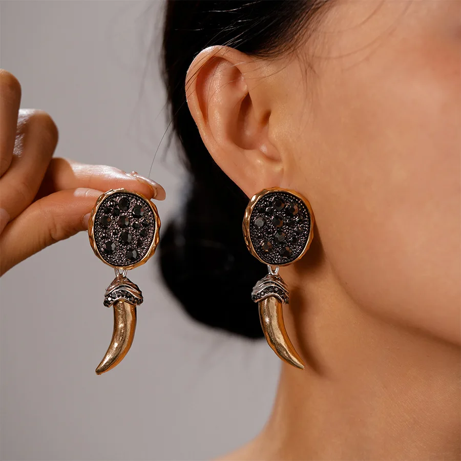 

Retro Exaggerated Personalized Alloy Horn Pendant Earrings For Women Vintage Irregular Oval Rhinestone Earrings Party Jewelry