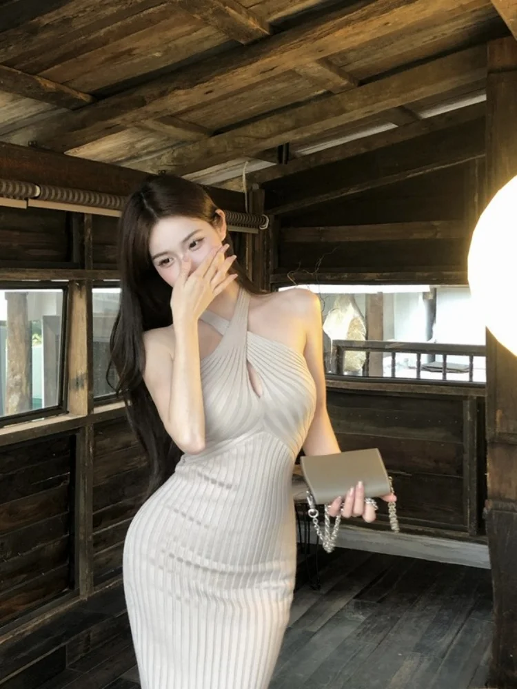 กระโปรงไหมพรมถักแบบไขว้ ทรงเข้ารูป เซ็กซี่ ความยาวปานกลาง ช่วยกระชับสัดส่วน เน้นเอว  สำหรับผู้หญิง  ใส่ทำงานได้