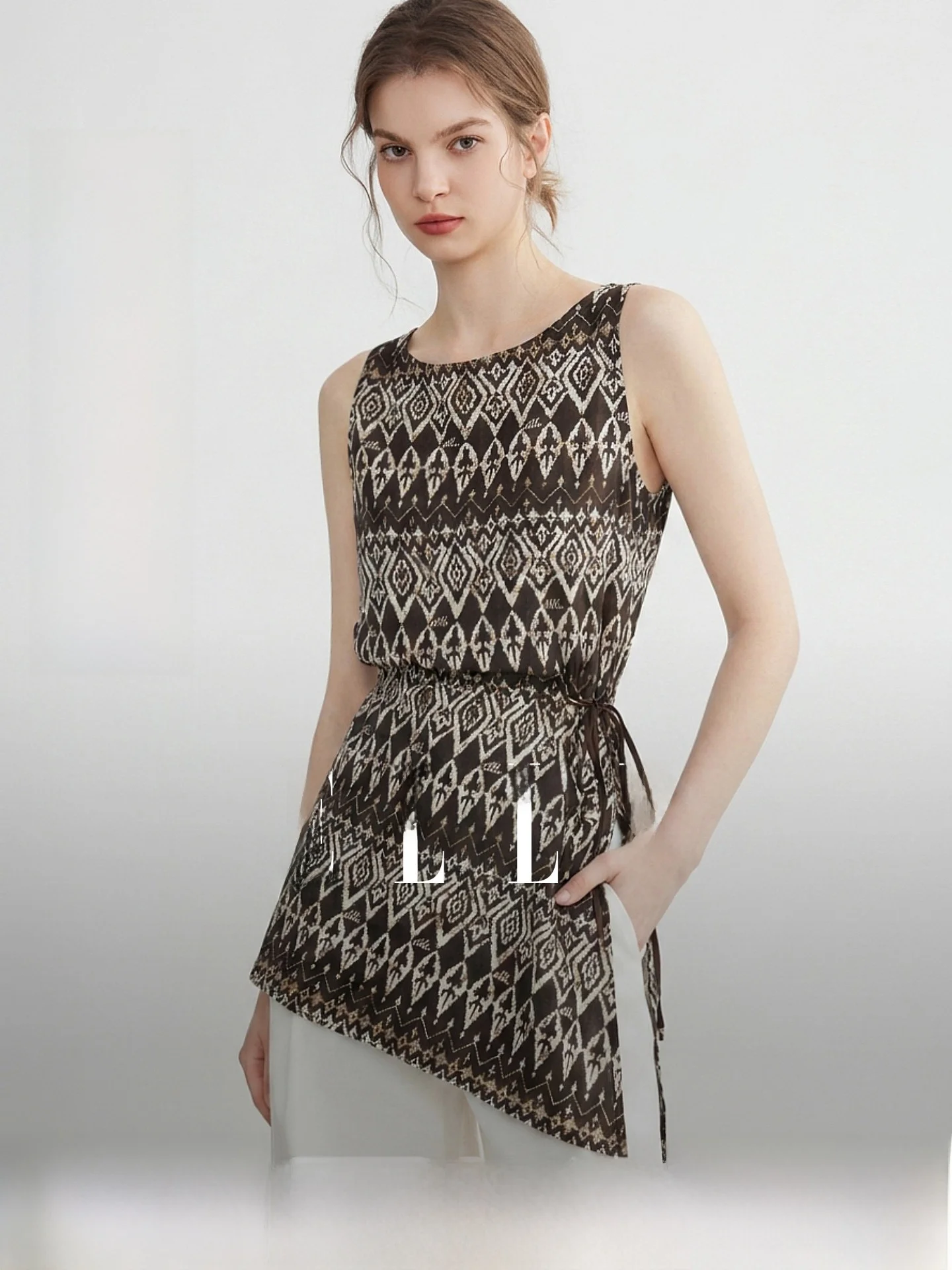 

ELLE Retro Print Silk Linen Sleeveless Shirt Women's Fashionable Summer New High-End Feel Commute Style Loose Fit round Neck