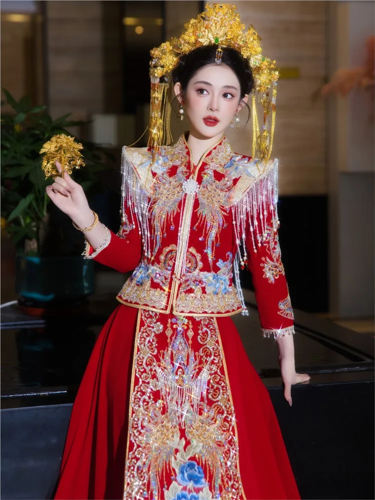 The new velvet wedding dress a Chinese-style gown for brides and toasting are now available