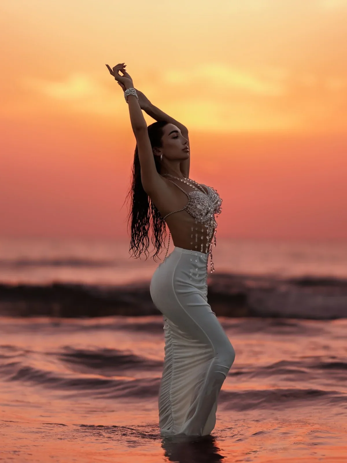 2025 اليدوية مهرجان الحفلات الزي كريستال الثريا مطرز الصدرية أعلى مجوهرات للجسم الرسن سلسلة هامش الأحجار الكريمة مطرز Bralette