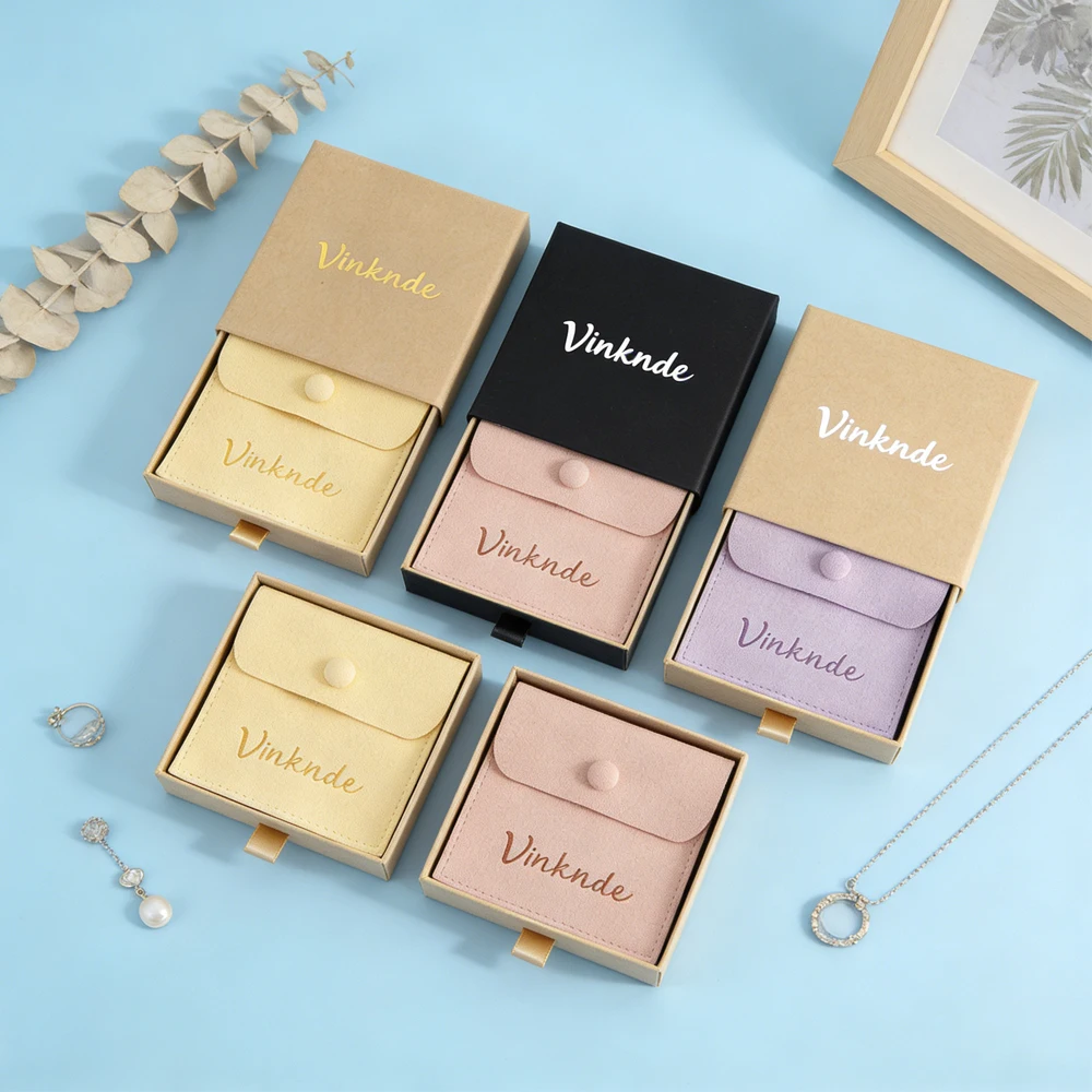 

50 шт./лот, подарочные мешочки из замши с логотипом на заказ, для ювелирных изделий, ожерелий, серег, браслетов, бумажные коробки-футляры