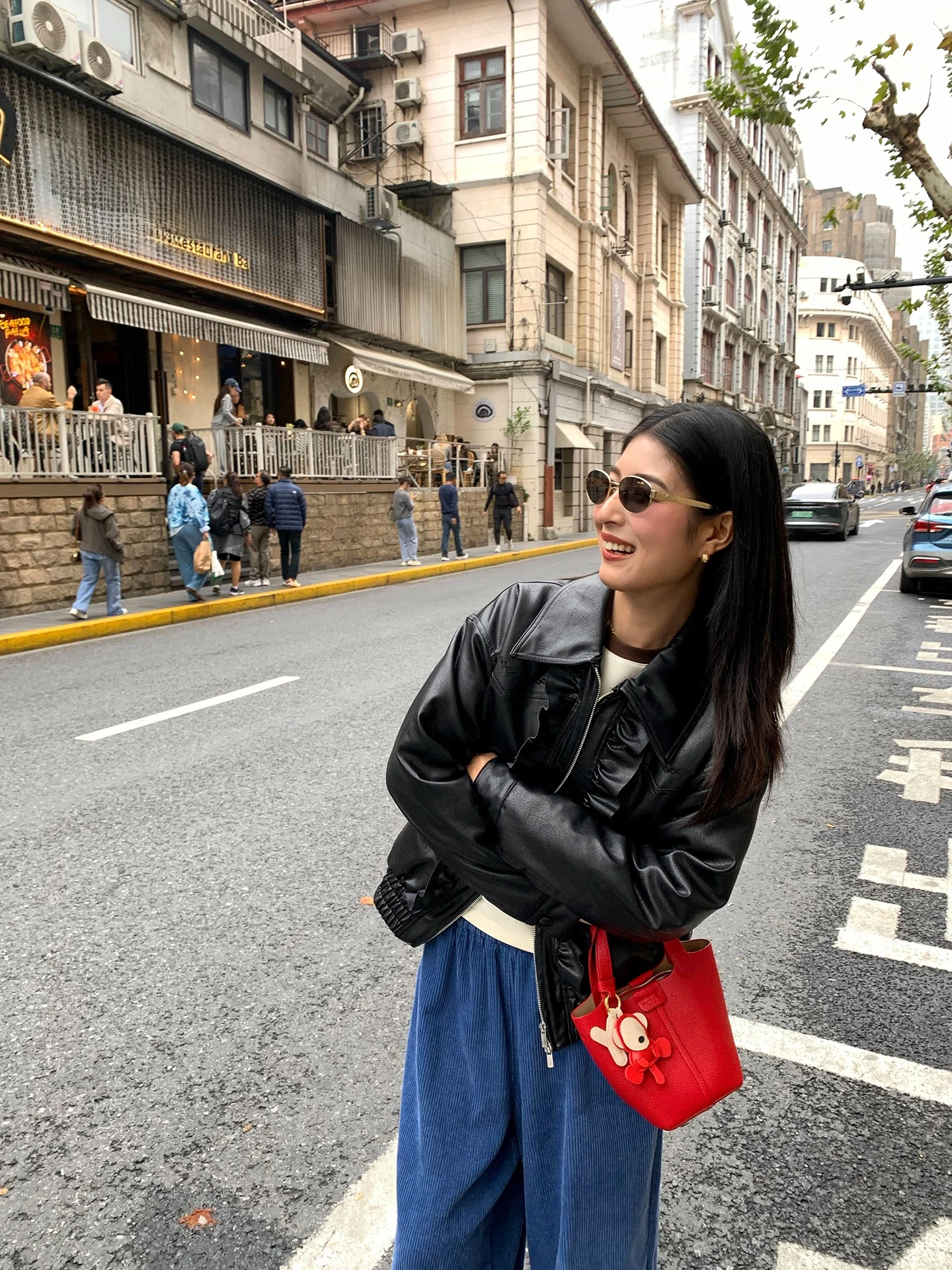 جاكيت دراجات نارية نسائي جديد 2025 من الجلد الصناعي بتصميم فضفاض وعصري مع بطانة قطنية دافئة وتفاصيل خشبية