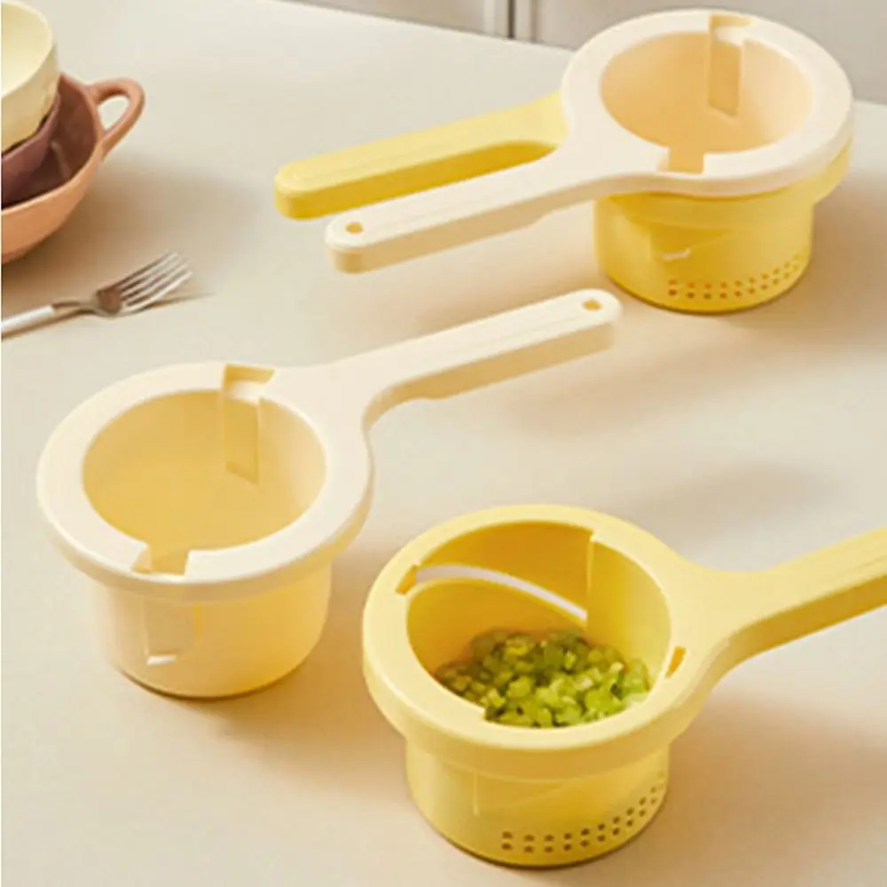 

Portable Vegetable Squeezer Comfortable Handle Draining Hole Vegetable Water Squeezing Machine Manual Rotating Easy to Use