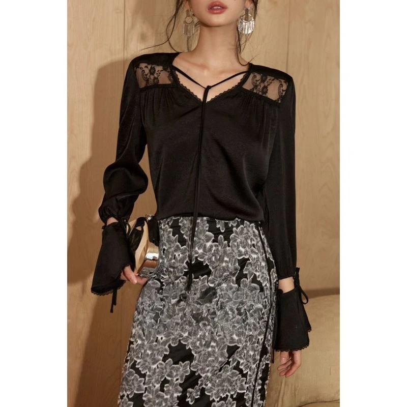 قميص نسائي صيفي جديد بنمط مزدوج من الساتان مع دانتيل فرنسي مرقع وأصفاد وربطات عنق مكشكشة