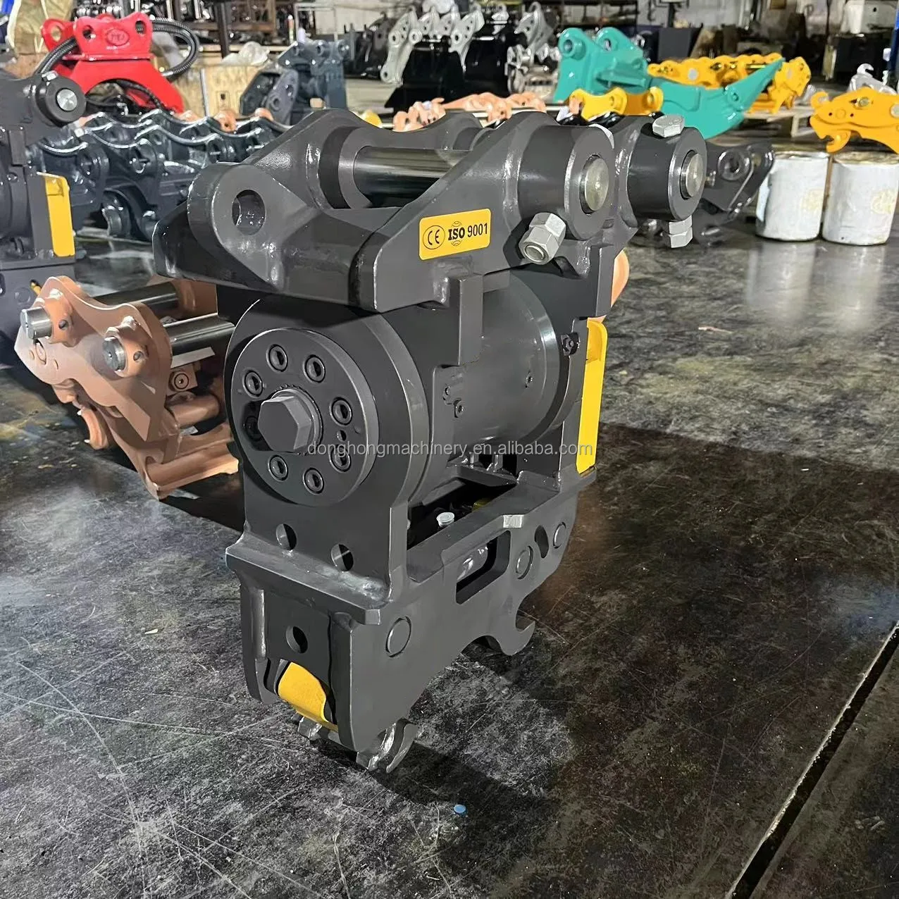 

Durable 180° Tilting Quick Hitch Compatible with Mini Diggers and Construction Machinery
