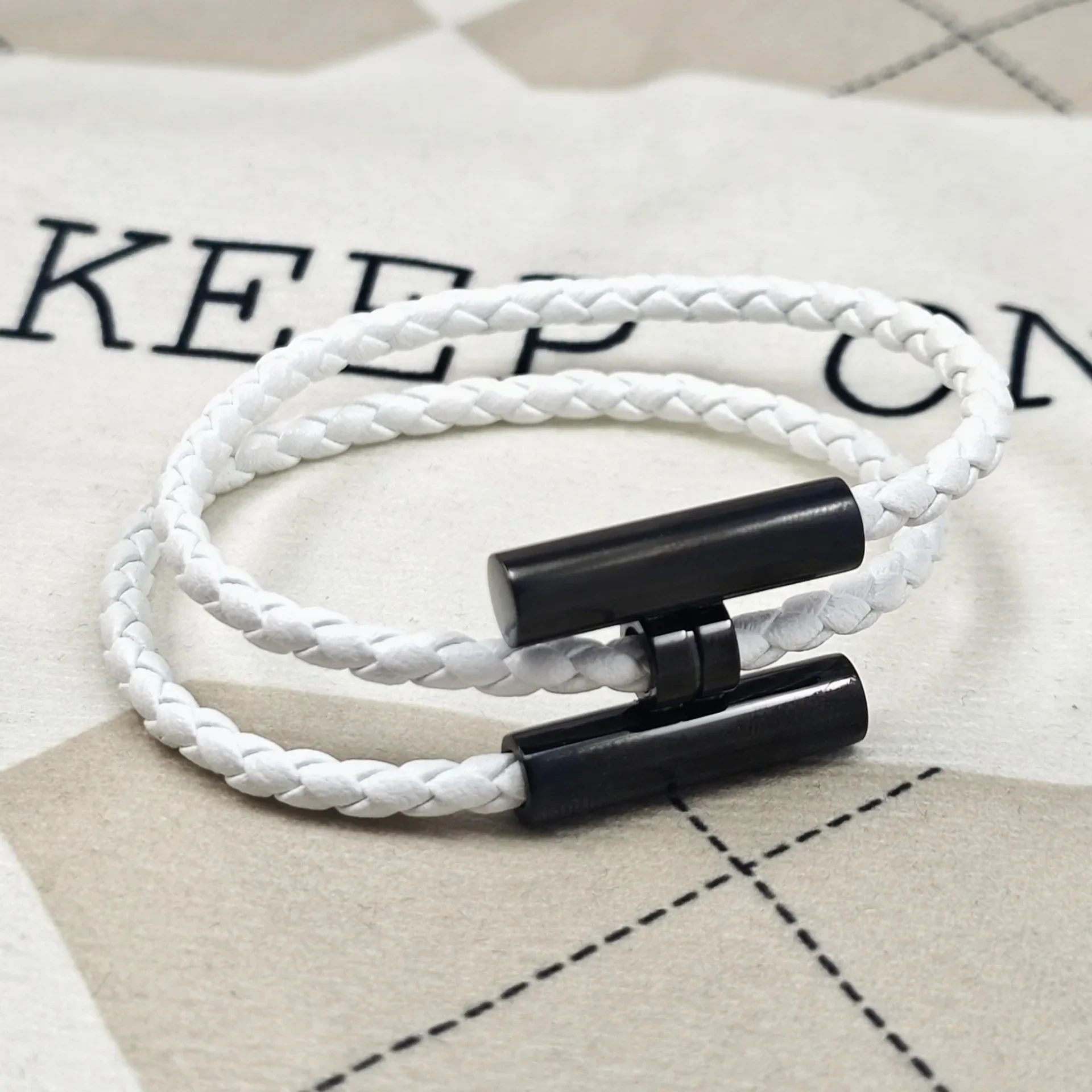 

Fashionable and popular, versatile stainless steel leather rope woven hand rope, unisex hanging accessories