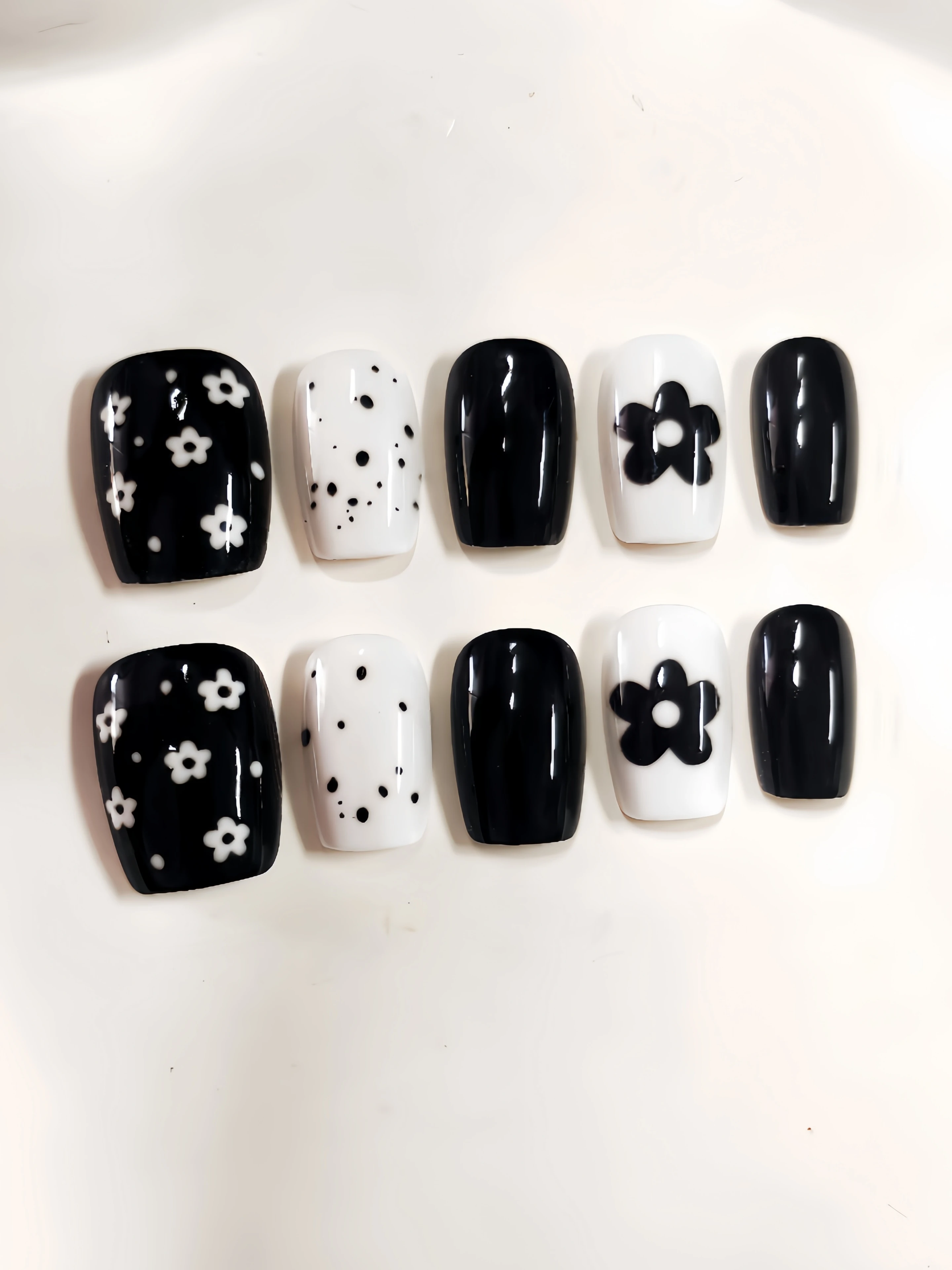 10-Piece Short Square Nails, Black and White Contrasting Polka Dots and Small Flowers, Trendy Wear-And-Go Nails, Versatile for Commuting, Suitable for School and Daily Use, Cool and Healing Style