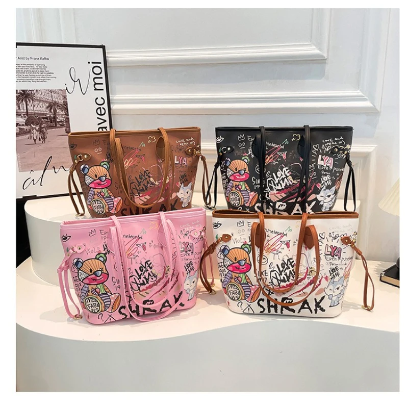حقيبة يد Bear Doodle للنساء - طباعة جرافيتي، سعة كبيرة، حقيبة كتف متعددة الاستخدامات