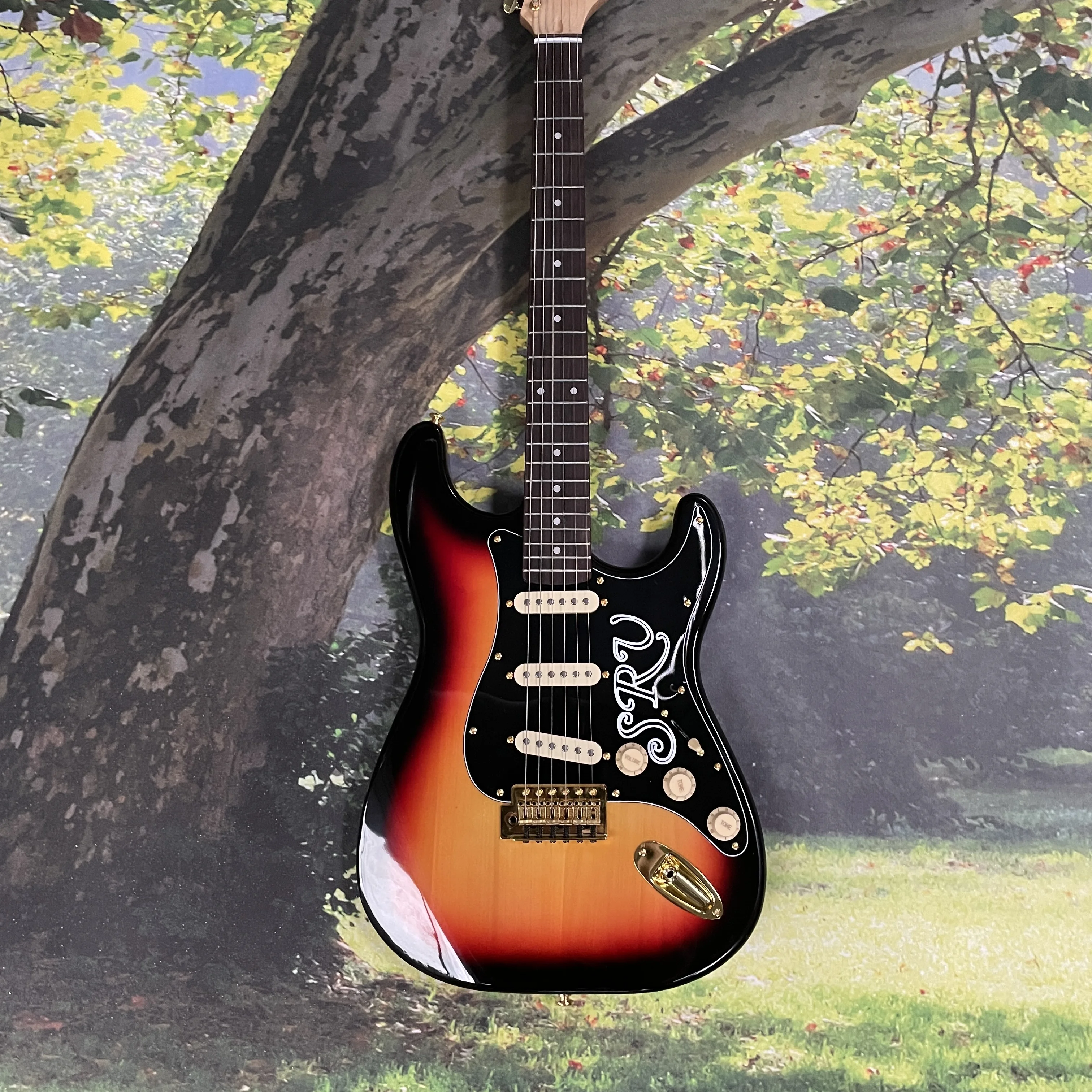 

6-струнная электрогитара, кленовый гриф с золотыми колками для настройки, 22-позиционная золотая электрогитара с золотым бриджем.